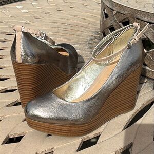 Silver Gold PEWTER Platform Stacked Wooden Wedge NIB ankle strap Shoes Sz9